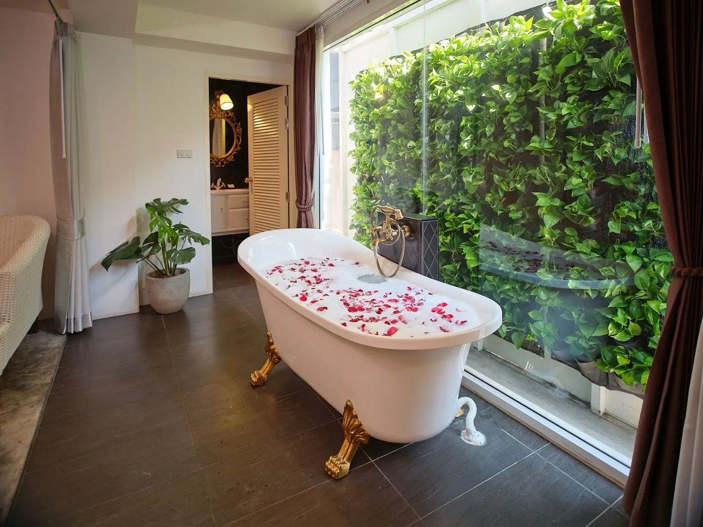 Bathtub Family Suite 102