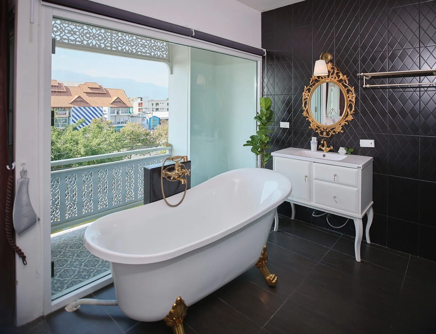 Bathtub Deluxe Mountain View 402