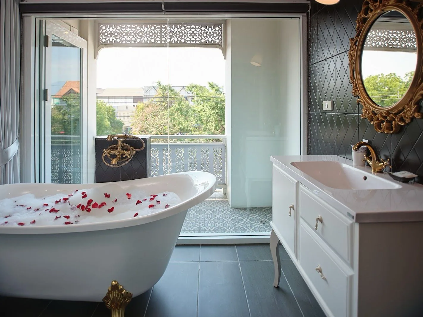 Bathtub Deluxe Mountain View 302